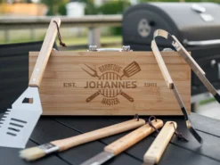Grillwerkzeuge in Holzkiste mit Gravur – 5-teilig