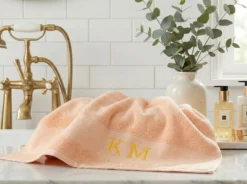 Handtuch mit Stickerei – eigener Text (140 × 70 cm)