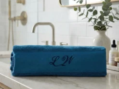Handtuch mit Stickerei – eigener Text (140 × 70 cm)