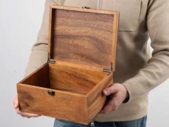 Holzkiste mit eigenem Text
