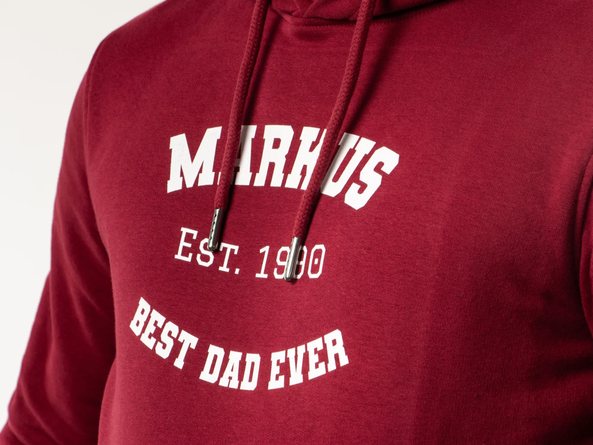 Hoodie mit eigenem Text im College-Stil
