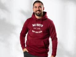 Hoodie mit eigenem Text im College-Stil