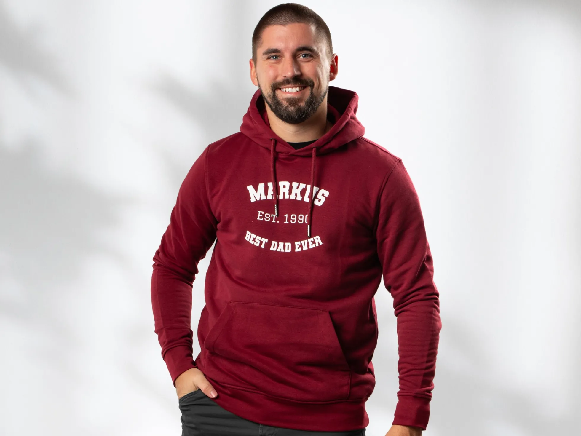 Hoodie mit eigenem Text im College-Stil
