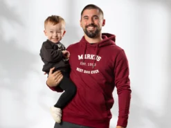 Hoodie mit eigenem Text im College-Stil