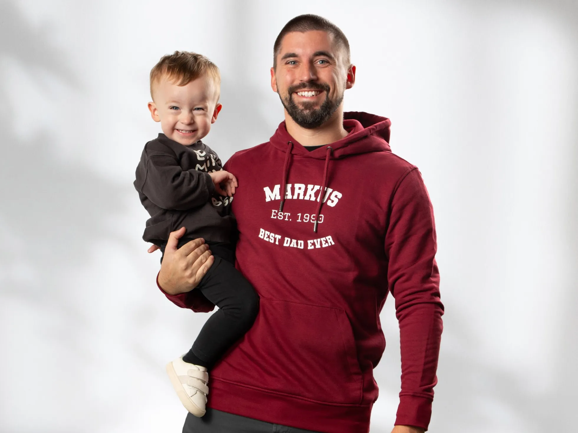 Hoodie mit eigenem Text im College-Stil