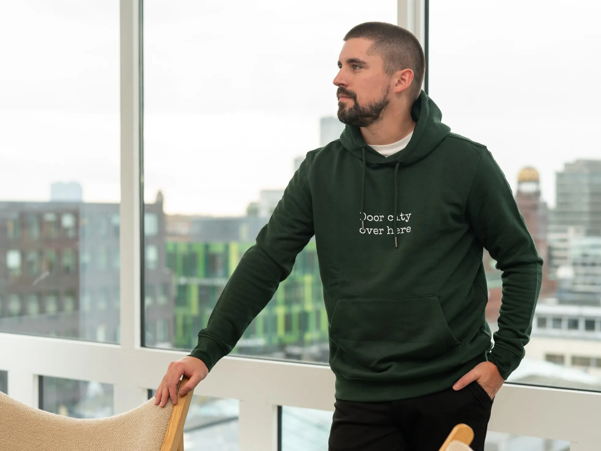 Hoodie mit eigenem Text im College-Stil