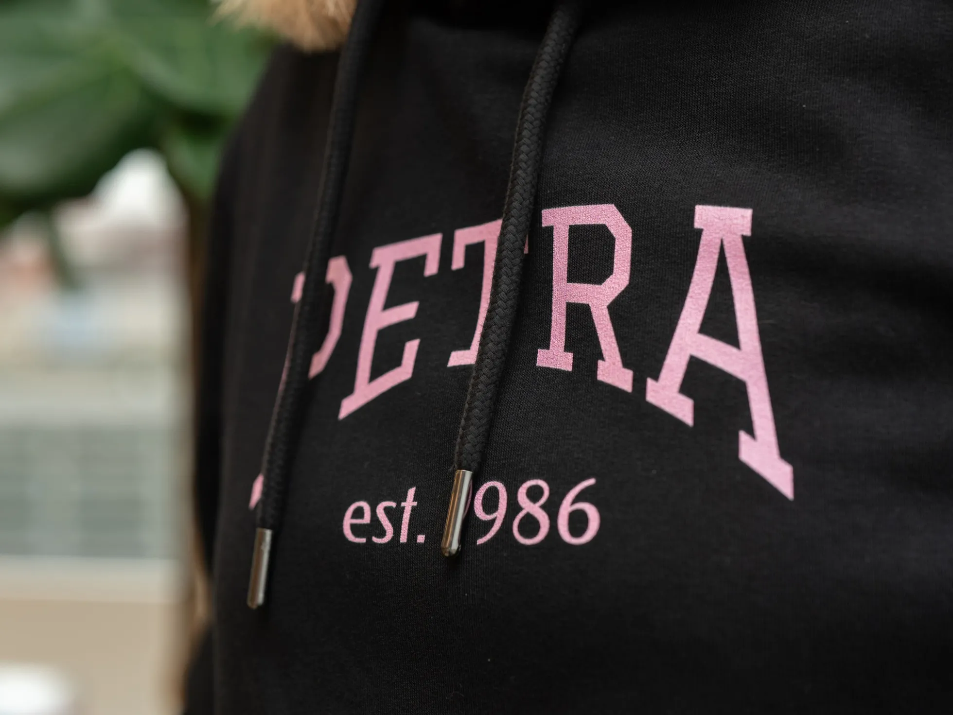 Hoodie mit eigenem Text im College-Stil