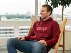 Hoodie mit eigenem Text im College-Stil