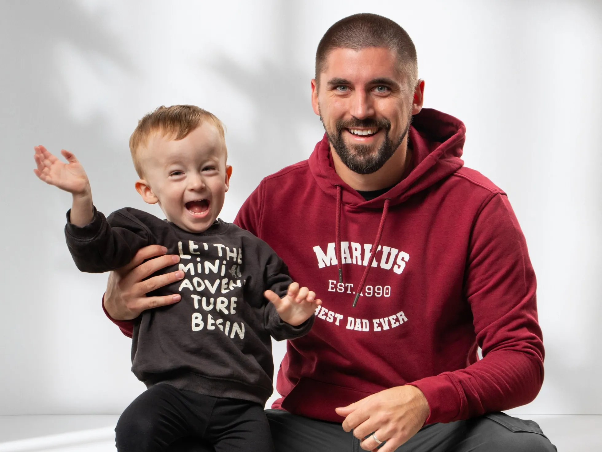 Hoodie mit eigenem Text im College-Stil