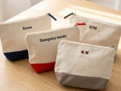Kulturbeutel aus Baumwolle mit Stickerei – eigener Text
