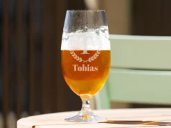 Persönliches Spiegelau Bierglas mit Gravur - Buchstabe, Name & Kranz