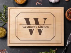 Personalisiertes Schneidebrett aus Holz mit Buchstabe & Text