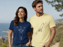 Premium T Shirt mit eigenem Text – Hand in Hand