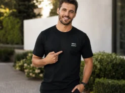 Premium T Shirt mit persönlichem Sticktext