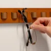 Selbstklebender Brillenhalter aus Holz