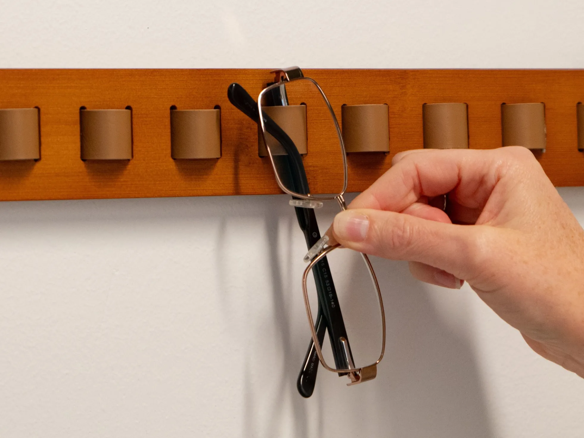 Selbstklebender Brillenhalter aus Holz