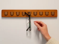Selbstklebender Brillenhalter aus Holz