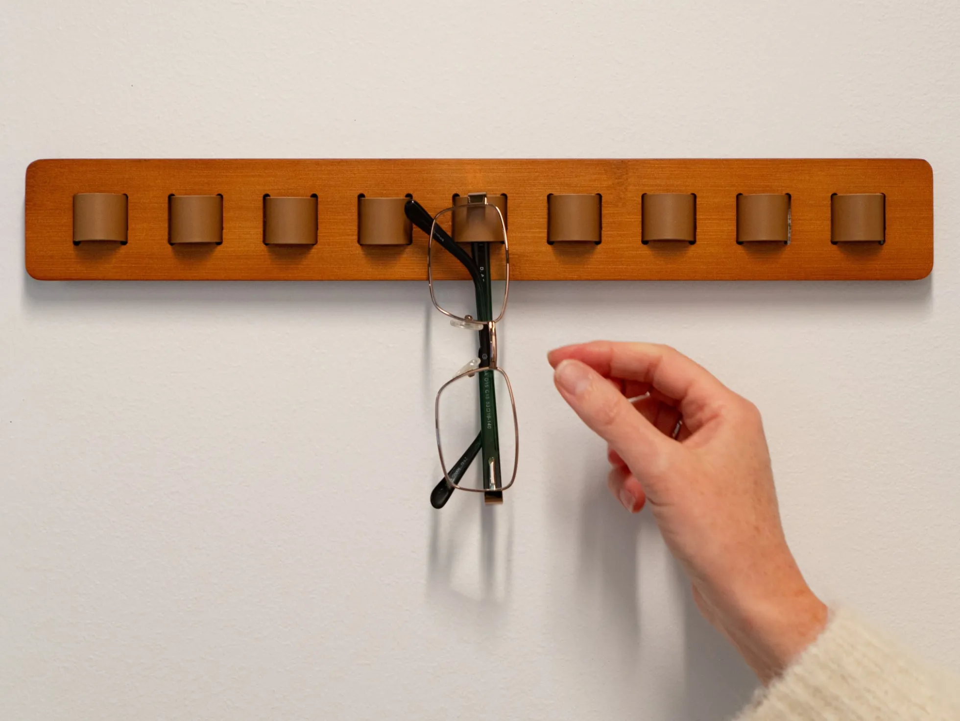 Selbstklebender Brillenhalter aus Holz