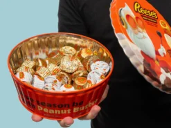Weihnachtsdose mit Reese's Peanut Butter Cups